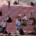 مفروش کردن صحن مطهر امیرالمؤمنین علیهالسلام با ۵۲۰ تخته فرش نفیس