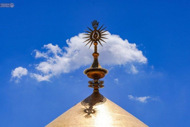 درخشش گنبد طلایی حرم مطهر علوی در آسمان آبی نجف
